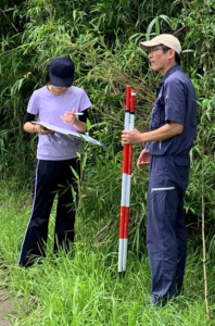 測量作業の一コマ